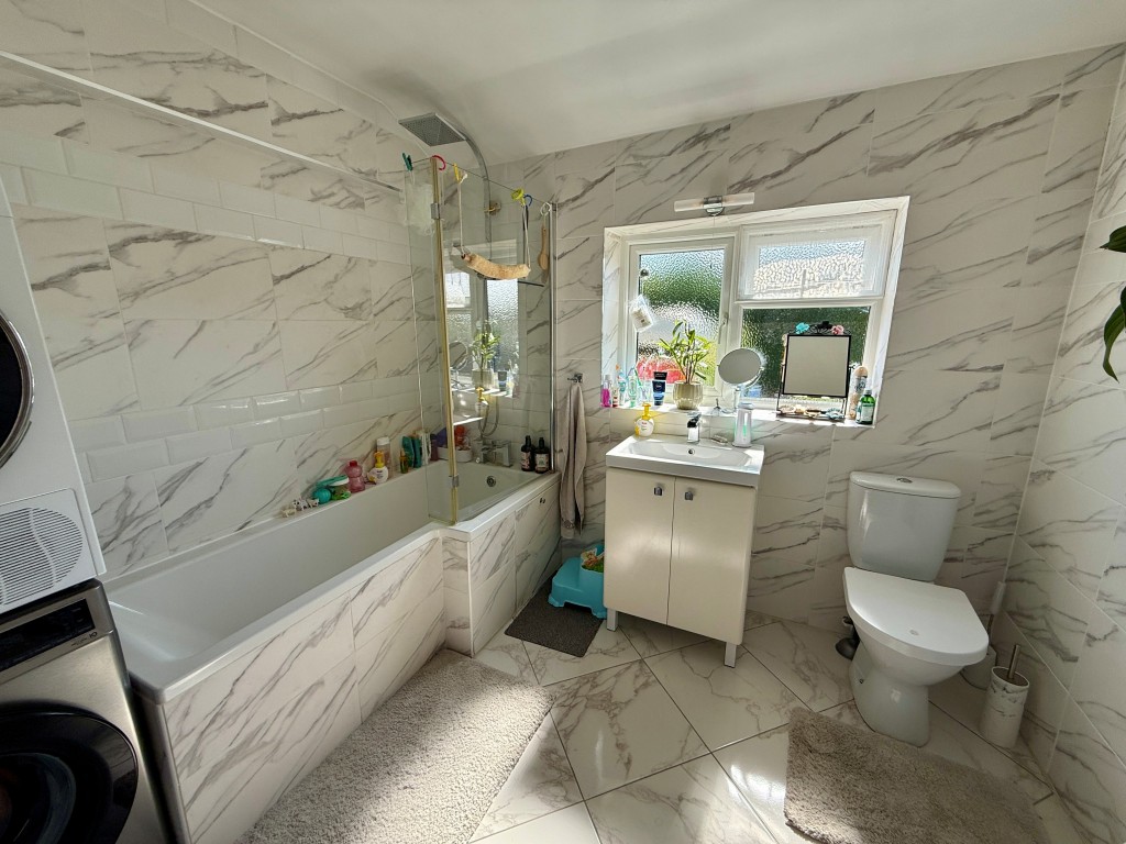 Lot: 80 - EQUESTRIAN FACILITY - INDOOR MANÈGE, STABLES, PADDOCKS AND ACCOMMODATION - Flat one - Bathroom with W.C.